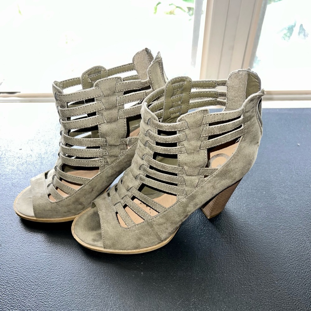 Guess zip up heels in seige and size 6